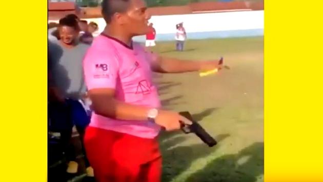 Tifosi scatenati in Messico e l'arbitro tira fuori la pistola - Video 