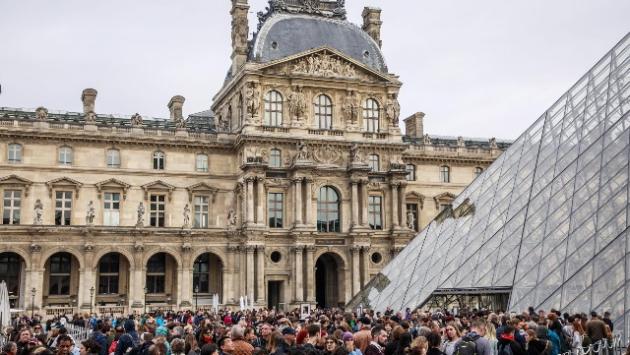 Il Louvre chiuso per sciopero, lunghe file