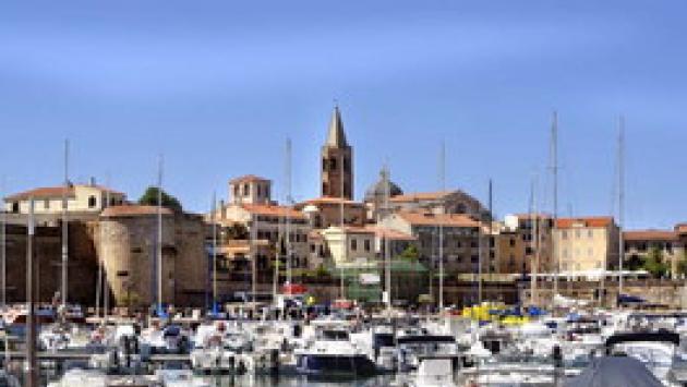 Motonave con turisti sbatte su isolotto, due feriti
