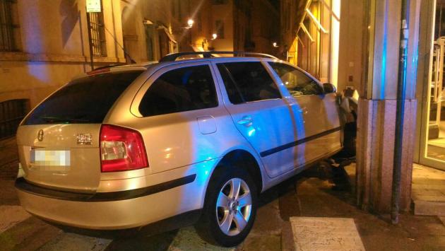 Strada Repubblica: auto vola contro un negozio e investe un ciclista