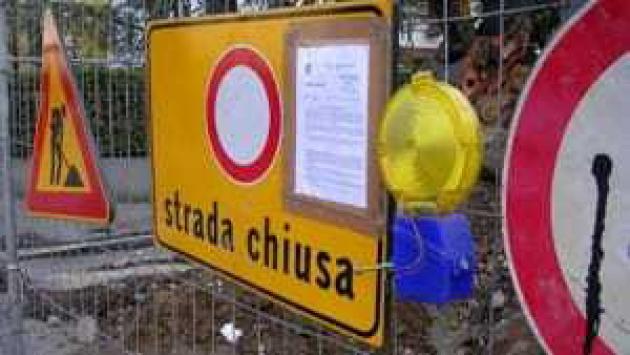 Tir nel fosso da recuperare: domenica chiuso tratto della provinciale Parma-Mezzani