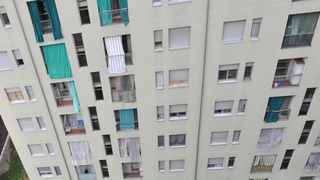 Ancona, attende sul balcone mentre la compagna si prostituisce: denunciato 
