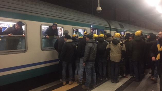 Tifosi del Parma a Reggio in pullman e in treno (in ritardo per problemi sulla linea) 
