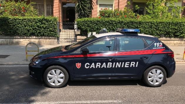 Filma 2 amanti in strada e diffonde video, 23enne denunciata