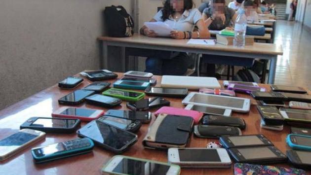 In Umbria tutti a scuola ma senza cellulari, anche i prof