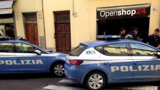 Protesta in via Bixio: «Schiamazzi e risse davanti all'Openshop24»