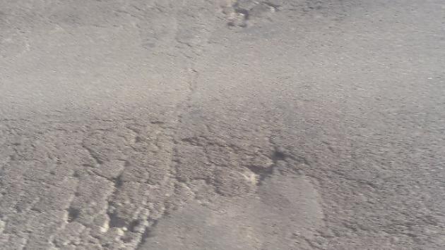 Via Mantova, asfalto in condizioni pietose