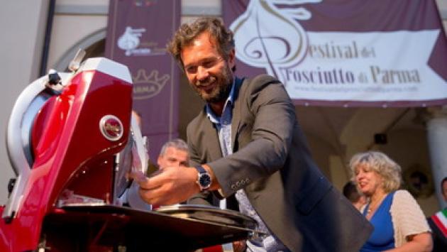 Festival del Prosciutto, la prima fetta è di chef Cracco