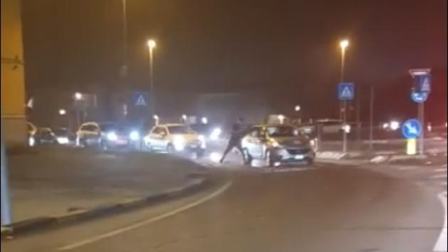 Attimi di follia sulla rotatoria a Pontetaro, ecco cosa rischia l'aggressore