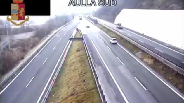 Prende contromano l'A15 ad Aulla in direzione Parma, nei guai un 90enne