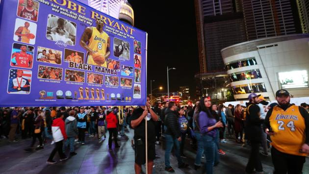 Lacrime e commoizione allo Staples Center per l'ultimo saluto a Kobe