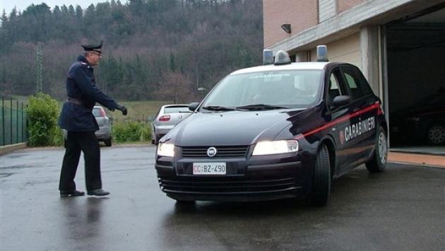 Armato di coltello minaccia la barista e poi le fora due gomme dell'auto: arrestato