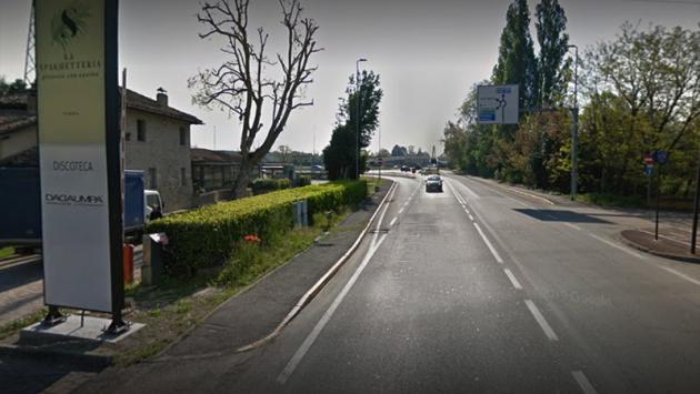 Frontale tra due auto in via Emilio Lepido. Una 'rimbalza' e investe due ragazzi: uno è grave