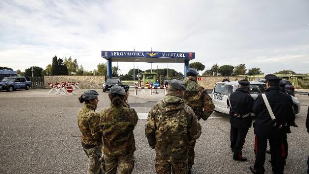 Arrivato il volo degli italiani da Wuhan, uno non è partito perché aveva la febbre