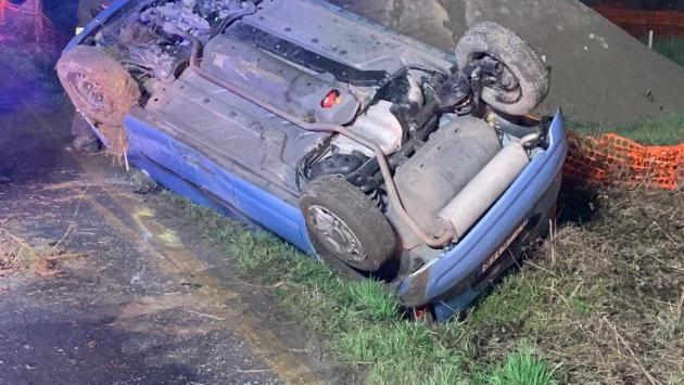 Auto finisce fuori strada e si ribalta nella notte a San Quirico: un 53enne ferito
