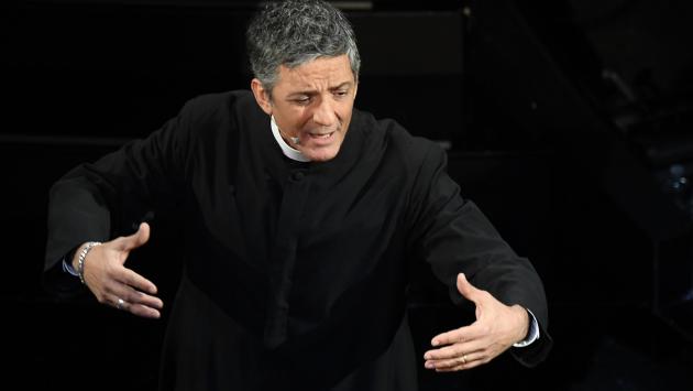 Sanremo inizia con Fiorello con l'abito talare di  Don Matteo
