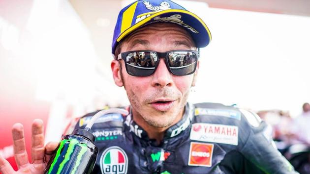 Presentata la nuova Yamaha. Valentino Rossi: "Se non sono competitivo smetto" 