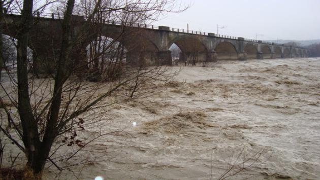In Emilia Romagna vento e piena dei fiumi, ancora allerta arancione. Enza Taro e Parma osservati speciali