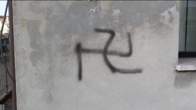 A San Daniele, svastica sulla casa di una deportata ad Auschwitz