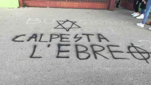 Scritte antisemite davanti a due scuole di Pomezia