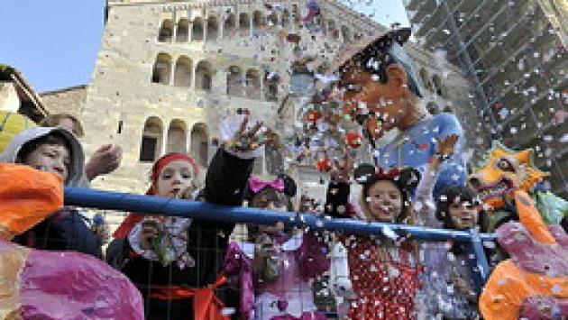 Torna la sfilata dei gruppi mascherati  e dei carri allegorici  