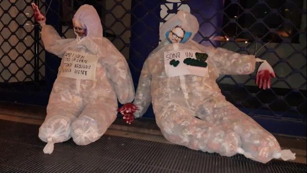 Genova, protesta con i fantocci di Benetton e Toscani