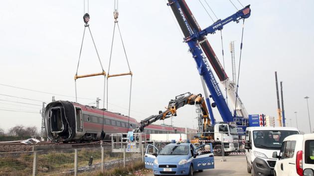 Rimosso il primo vagone del Frecciarossa deragliato. Code in A1 all'altezza del cantiere