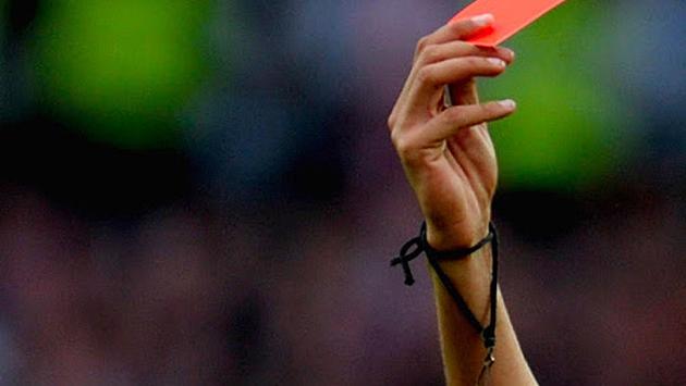 Ragazza arbitro di 16 anni spintonata e insultata