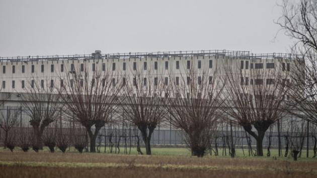 Detenuto in trasferimento sferra un pugno a un agente. 'In via Burla è bollettino di guerra'