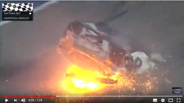 Il terribile incidente a 320 all’ora nella Daytona 500. Illeso il pilota  - Video 