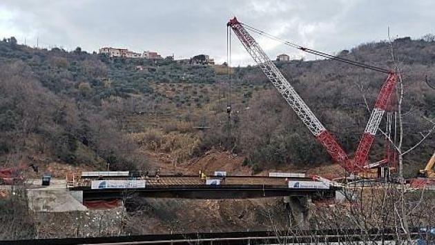 Riaperto il viadotto sull'A6 crollato per una frana 