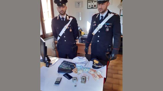 Quattro Castella, spaccia droga a studenti minorenni vicino a scuola, arrestato 