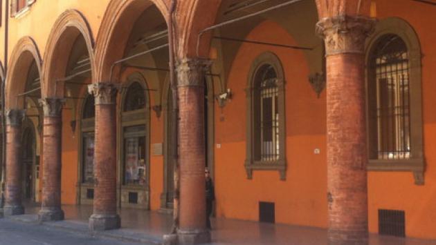 Fa i bisogni in cortile, multa di 3.300 euro