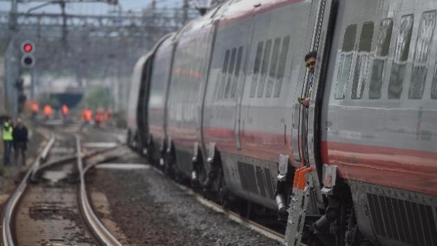 Ragazza si butta sui binari a Imola, travolta dal treno. Circolazione sospesa: lunghe attese e caos alla stazione di Bologna 