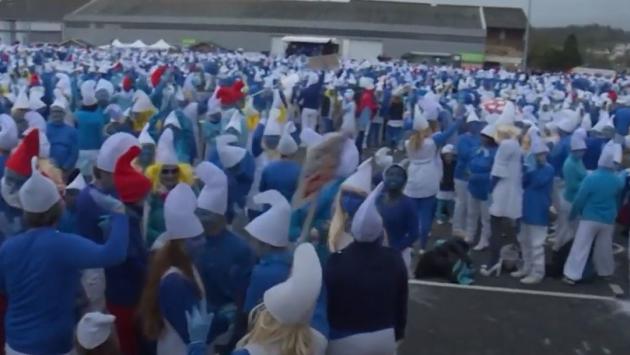 In Francia 3500 persone vestite da Puffi sfidano  il coronavirus: "Pufferemo il virus"