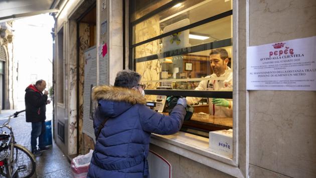 Negozi e virus: chi ha messo il bancone alla finestra, chi regala la birra, chi va ad esaurimento scorte