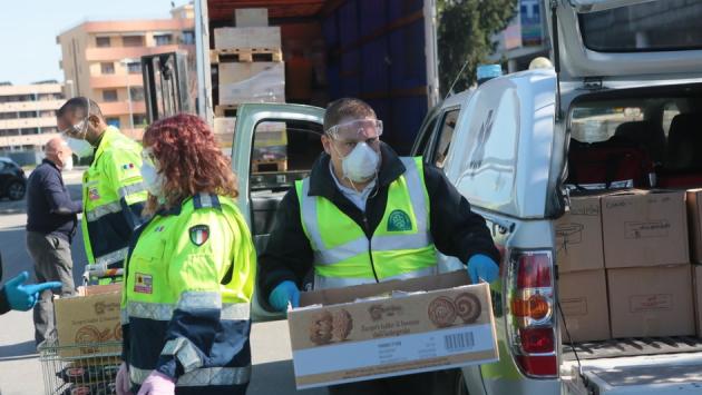 I volontari del Seirs: sorridono con gli occhi e arrivano con la spesa