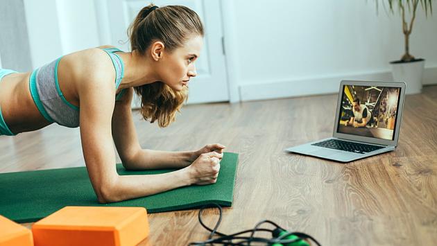 In casa ma non pigri. Ecco come il salotto può diventare mini-palestra