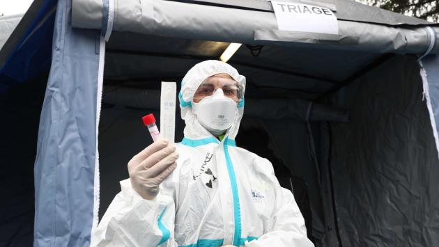 Tamponi, nessuno screening di massa a Parma: «Solo chi ha sintomi»