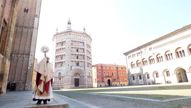  L'abbraccio del vescovo  alla città in una piazza Duomo deserta