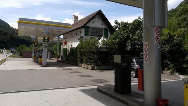 Blitz dei carabinieri al distributore: così Zoni è finito in manette