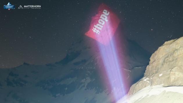 Il Cervino illuminato tutte le sere come segno speranza
