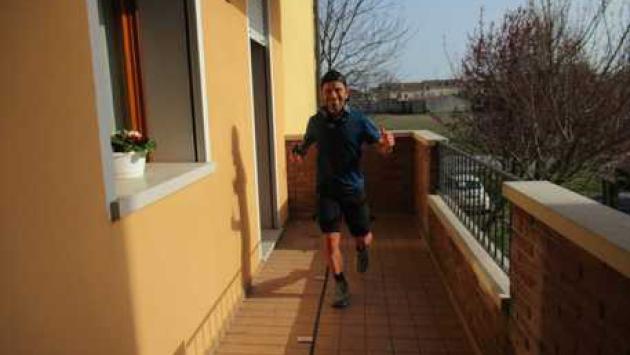 Coronavirus: runner bolognese corre 100 chilometri sul balcone