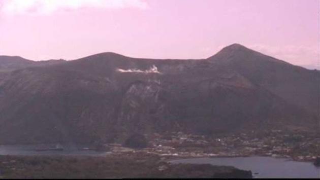 Stromboli in eruzione, lava sulla costa