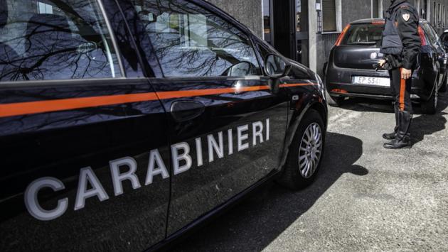 Ammalato da un mese a casa, accoltella moglie dopo lite 