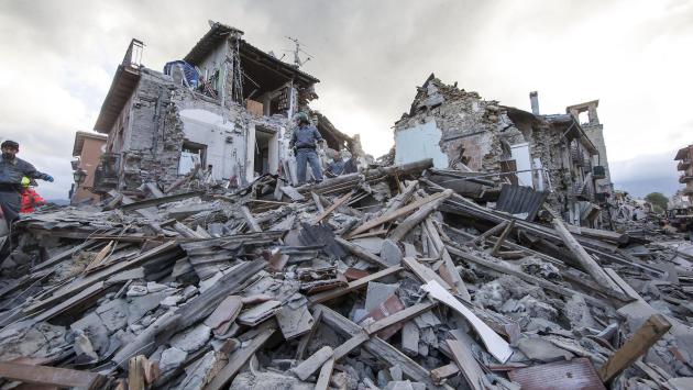 All'Aquila la commemorazione delle vittime, 309 rintocchi nella notte