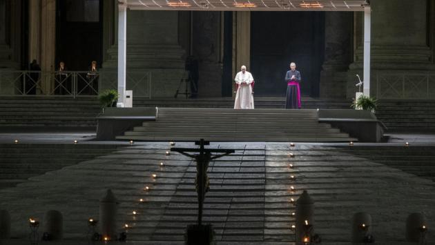 La Via Crucis in mondovisione in piazza San Pietro deserta