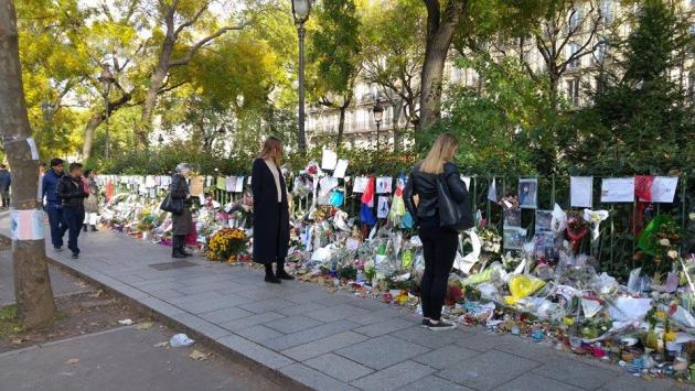 L'omaggio di Pizzarotti alle vittime di Parigi