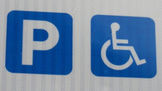 Troppi colori nei cartelli per i disabili