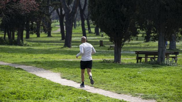 In Emilia Romagna a maggio attività  fisica all'aperto, ma da soli
